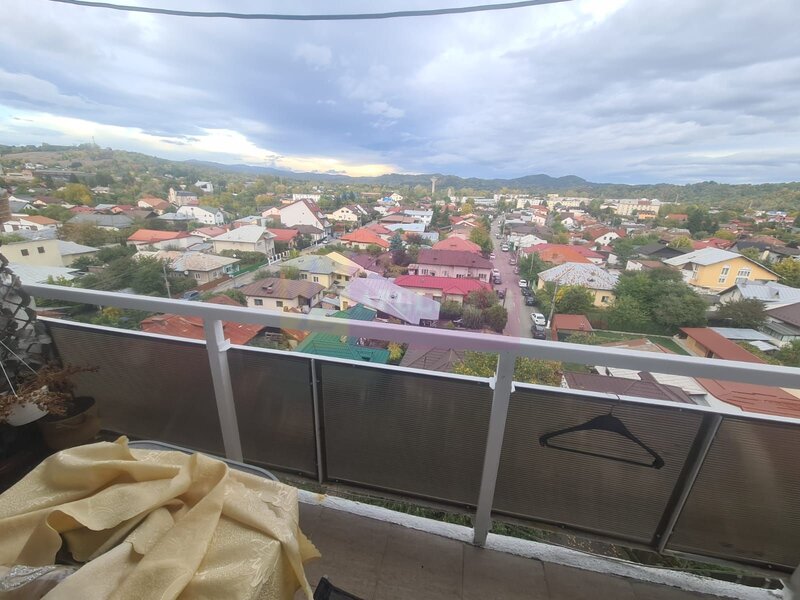 Apartament cu 3 camere de vanzare in Campina - Zona Cuza